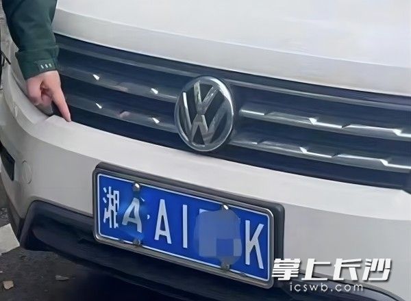 郭某打印字母A贴在自己的车牌上。均为长沙交警 供图
