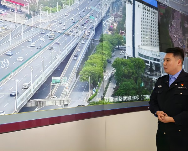 长沙交警支队特勤大队三级警长谭荣海接受记者采访。何乐 摄