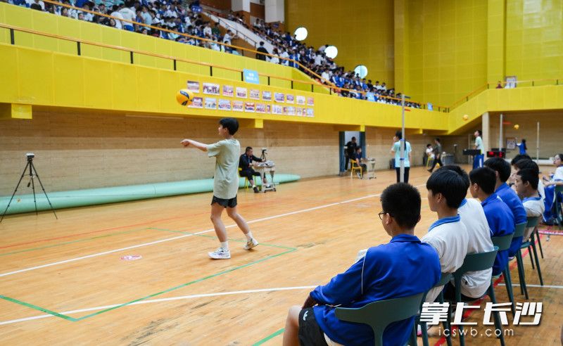4月16日，2024年长沙体育中考开考，在长沙市实验中学考点，学生正在进行排球测试。长沙晚报全媒体记者 邹麟 摄