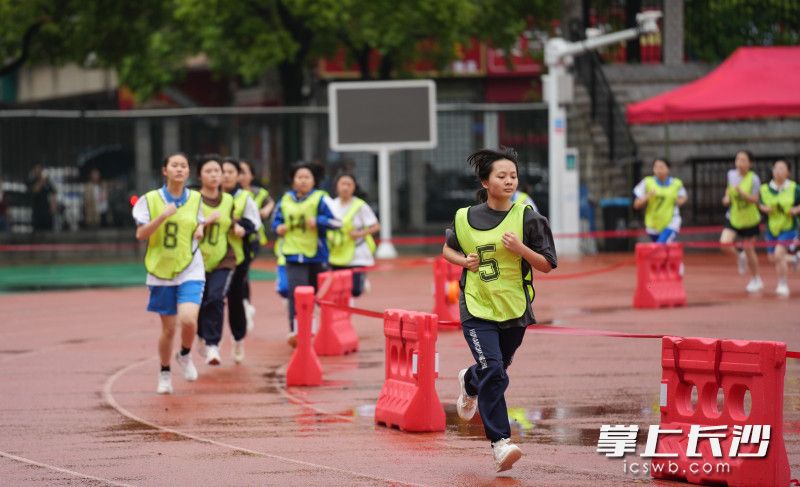 4月16日，2024年长沙体育中考开考，在长沙市实验中学考点，学生正在进行耐力跑测试。长沙晚报全媒体记者 邹麟 摄