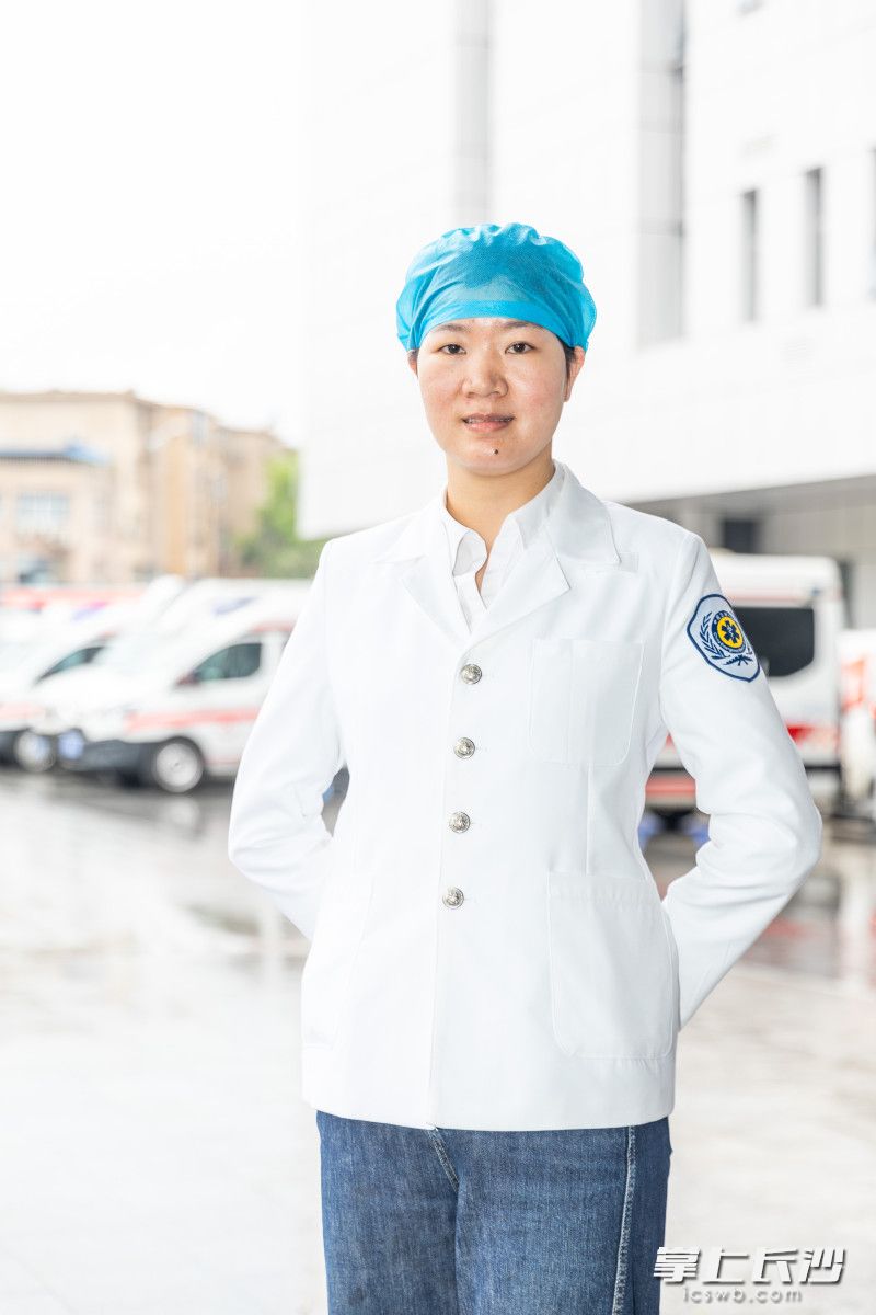 长沙市中心医院急诊医学科主管护师雷秋连，她用海姆立克手法及体位引流及时救下了一名突发窒息的1岁孩子。长沙晚报全媒体记者 董阳 摄