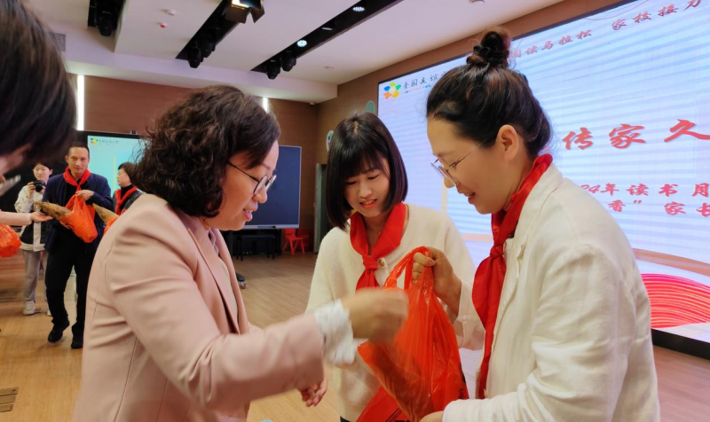 向参加阅读专场活动的家长赠送一袋蔬菜。均为长沙晚报通讯员  田莎 周菁 供图