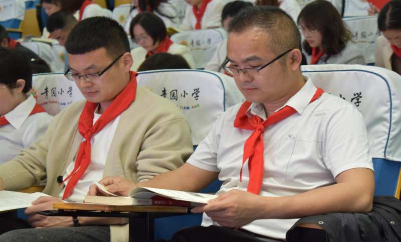 活动现场，家长们正在认真阅读。