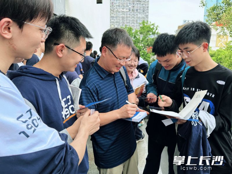 讲座结束后，学子们纷纷涌上前请学长签名寄语。