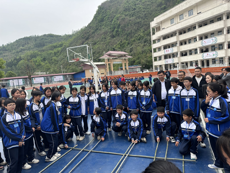 穿上崭新的校服，孩子们开心不已。均为长沙晚报通讯员吴湘群 摄