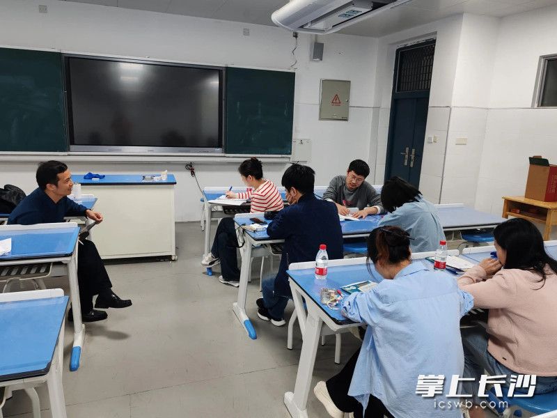 在视导的集中反馈阶段，市、区教研员对学校各方面工作给予了高度评价。