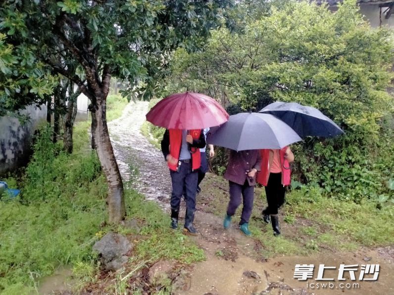 镇村干部转移受灾群众。 镇村干部转移受灾群众。