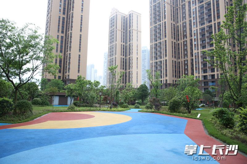 精美的高层建筑、绿地花园曲径通幽，小区里就有配套幼儿园，设计规划毫不逊色于周边高端商品房。