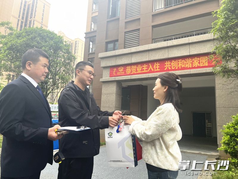 连日来，雨花区最大的保障性住房项目和景家园（一期）正在交房。 均为 全媒体记者 周游 通讯员 高兴 摄