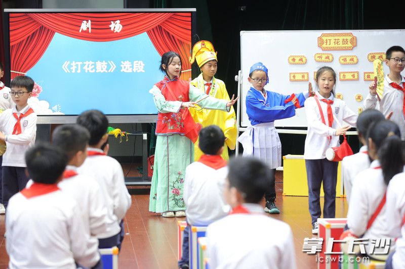 学生们积极参与，让课堂更生动活泼。