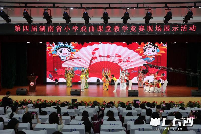 芙蓉区曙光路小学孩子们表演的原创戏曲情景剧《京韵童声》。长沙晚报通讯员 朱正来 摄