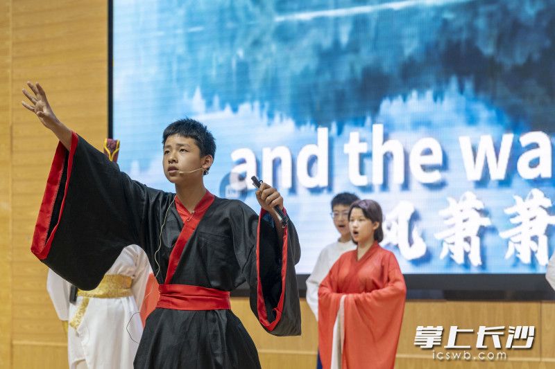 投入演绎荆轲刺秦王。