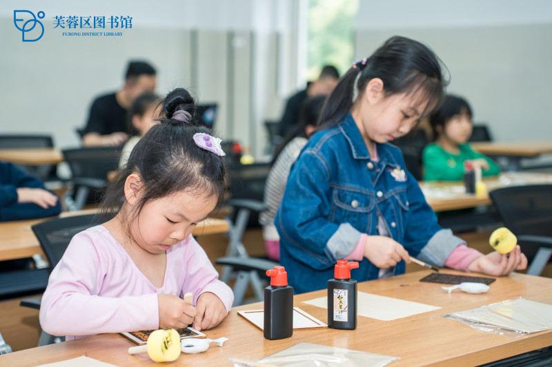 小“毕昇”们纷纷踊跃尝试，将一个个字块按照顺序排列整齐。