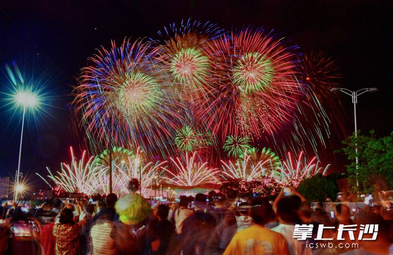周末焰火秀吸引了无数游客前来浏阳。