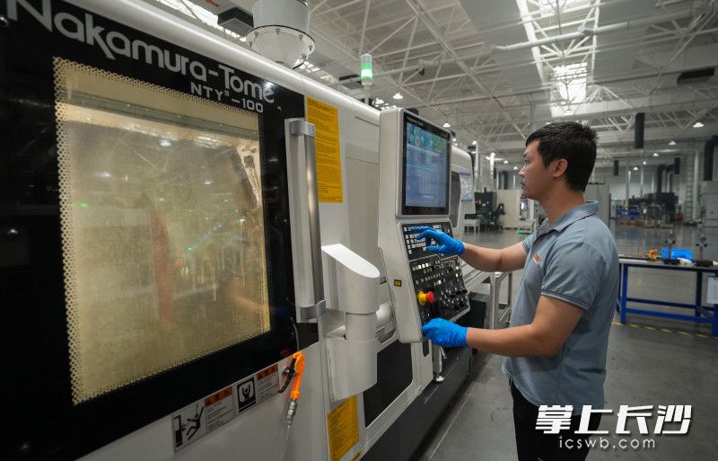 位于长沙望城经开区的桑特液压技术有限公司有9成员工来自外省，生产车间里，工作人员正在有作业。长沙晚报全媒体记者 邹麟 摄