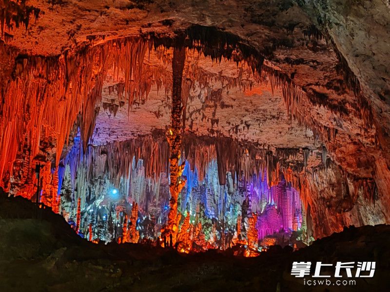 乌龙山大峡谷惹迷洞 黄能 摄