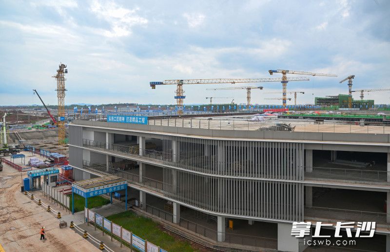 由中建五局建造的长沙机场GTC项目综合交通中心及东西停车楼主体结构全面完工，正式步入装饰装修阶段。 均为长沙晚报全媒体记者 王志伟 摄