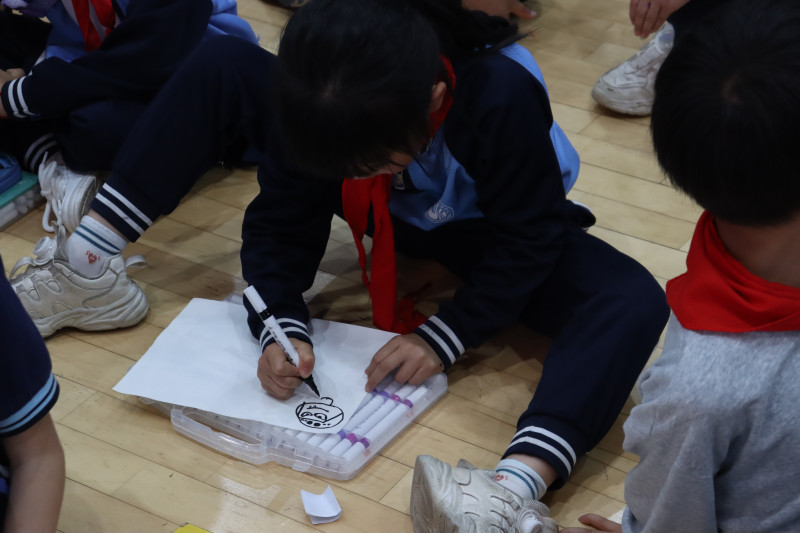 同学们在庄建宇带领下学画昆虫。 同学们在庄建宇带领下学画昆虫。