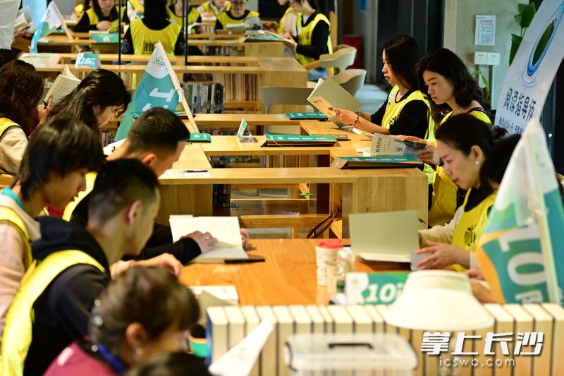 4月23日，世界读书日，和+共享图书馆举办了一场别开生面的“和+阅马”读书活动。