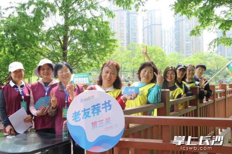 室外的“文化游园，趣玩阅读”吸引了众多市民参加。