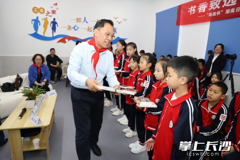 作家谭学亮向学生赠书。均为主办方供图