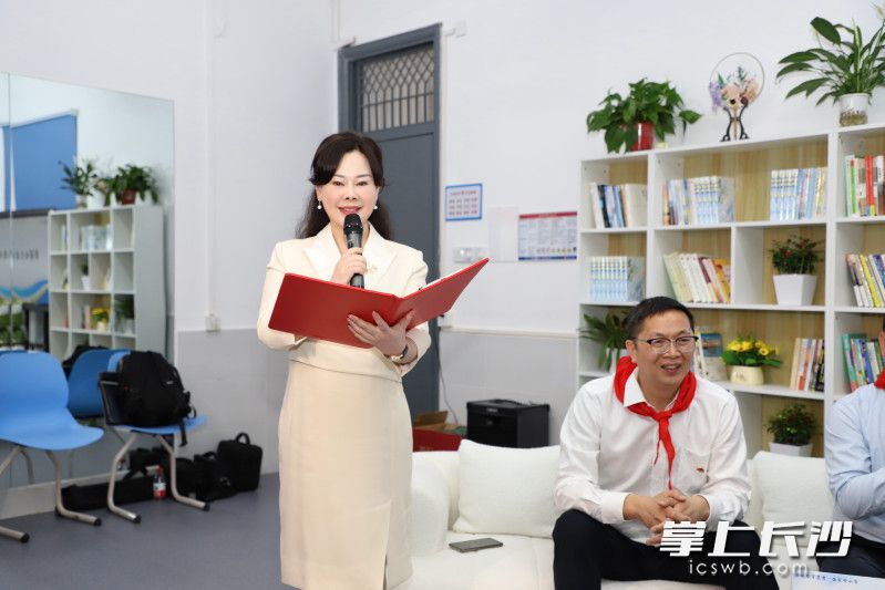 伍家岭小学党支部书记、校长雷莉（左）