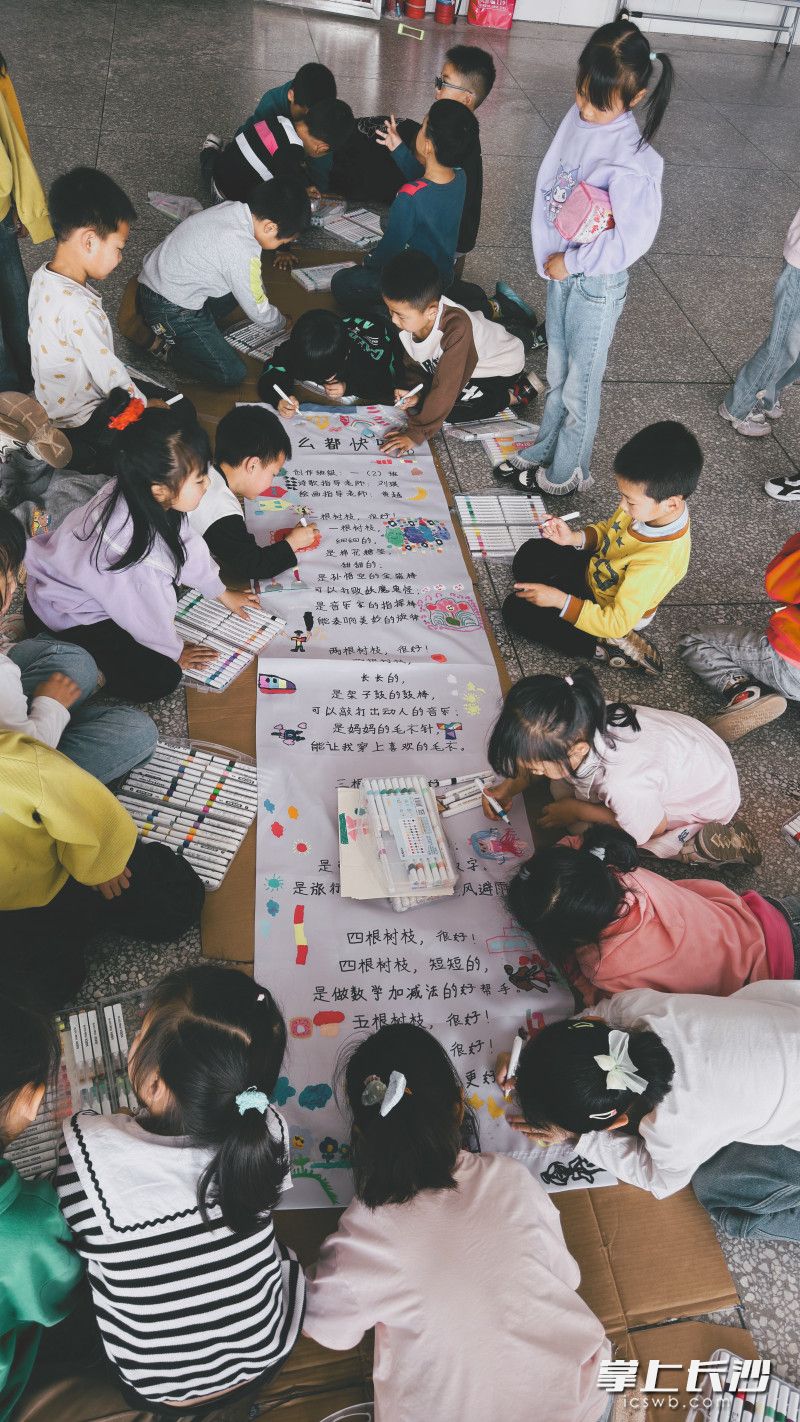 一年级的孩子们将感受记录在一首名为《怎么都快乐！》的诗歌中。