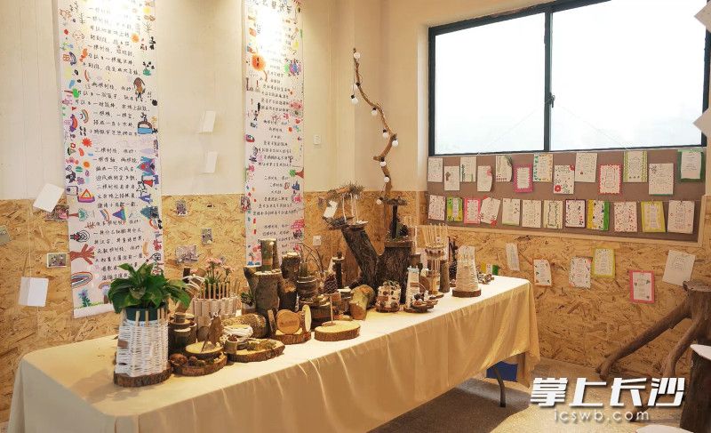 所有作品在三楼美育空间进行集中展示，用满室书香点亮“文明之光”。