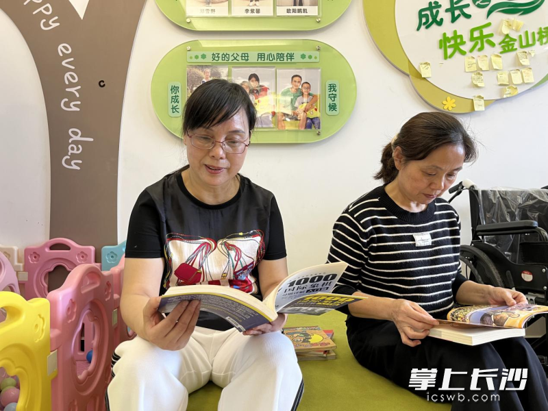 金山桥社区“爱晚”老年学校开展“书香浸社区，好书伴吾行”2024全民阅读活动。均为长沙晚报通讯员 李洪玉 邹卉 供图