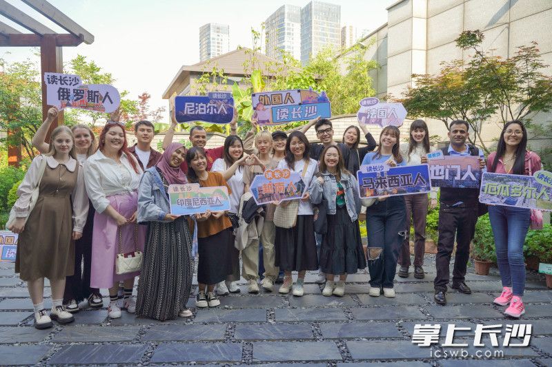 来自10个国家的20名湖南师范大学留学生参观长沙市图书馆。均为长沙晚报全媒体记者 刘晓敏 何文瑞 摄影报道