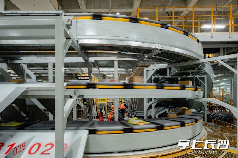 申通快递长沙智慧物流产业园装备了众多智能设备。