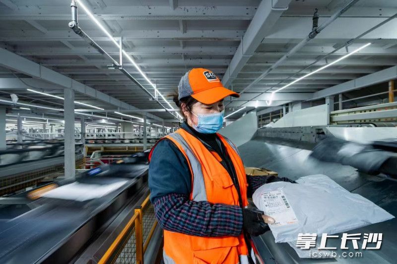 申通快递长沙智慧物流产业园是申通快递三年百亿产能提升核心项目之一，总投资近10亿元，直接吸纳区域就业超1000人。