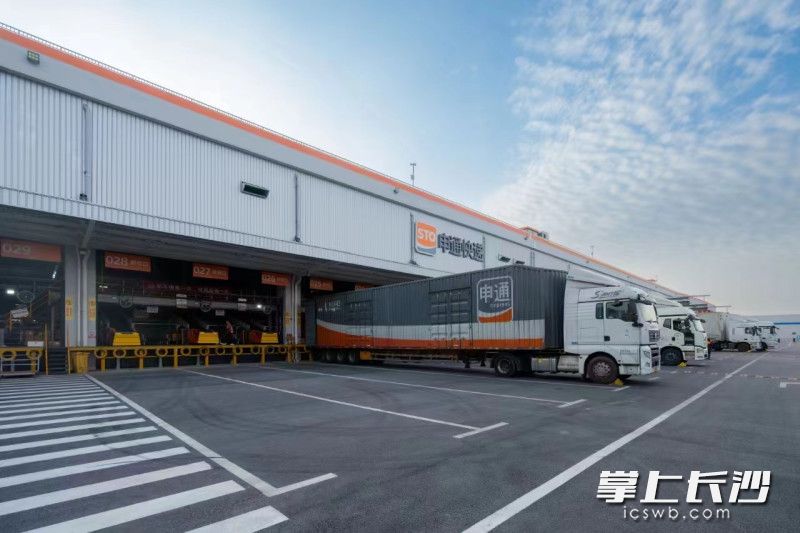 位于雨花区电商物流中心片区内的申通快递有限公司长沙智慧物流产业园正式启用。 均为长沙晚报通讯员 高兴 摄