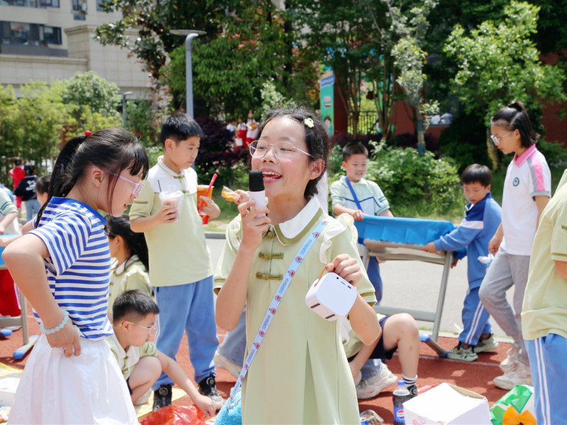 一名女生化身“小老板”,正在卖力吆喝。均为长沙晚报通讯员 刘李 摄 一名女生化身“小老板”,正在卖力吆喝。均为长沙晚报通讯员 刘李 摄