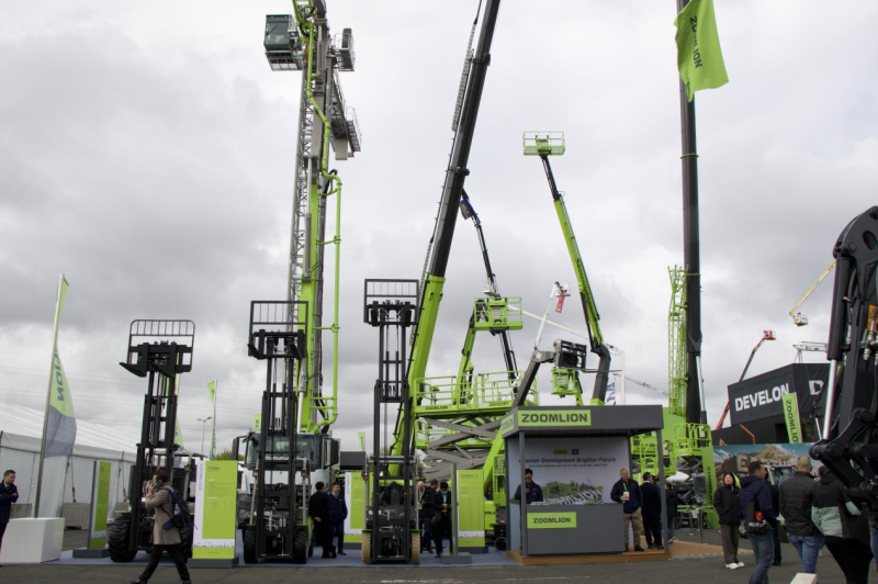 中联重科展区30多款产品突出展现长沙工程装备的高端、绿色、智能。通讯员　刘成坤供图