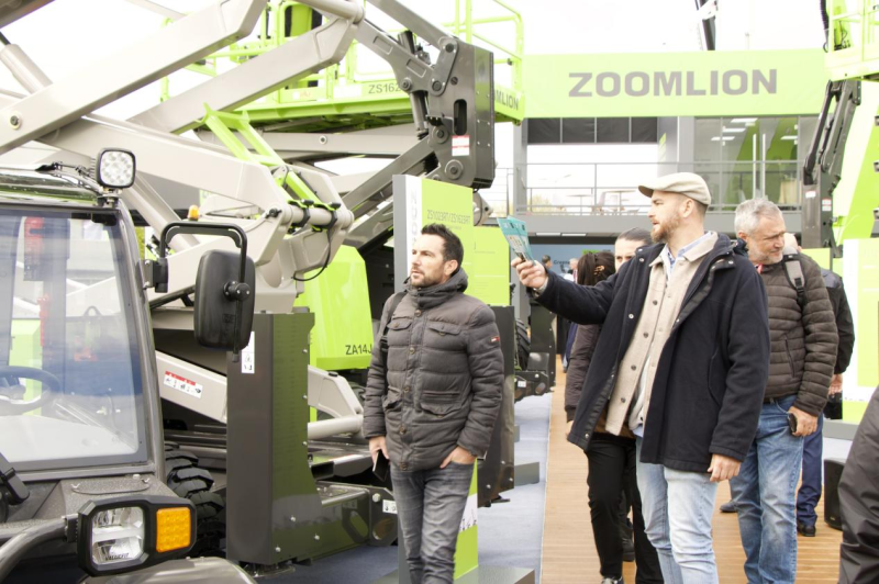 中联重科展区，广大客户了解长沙工程装备的特点。通讯员 刘成坤供图