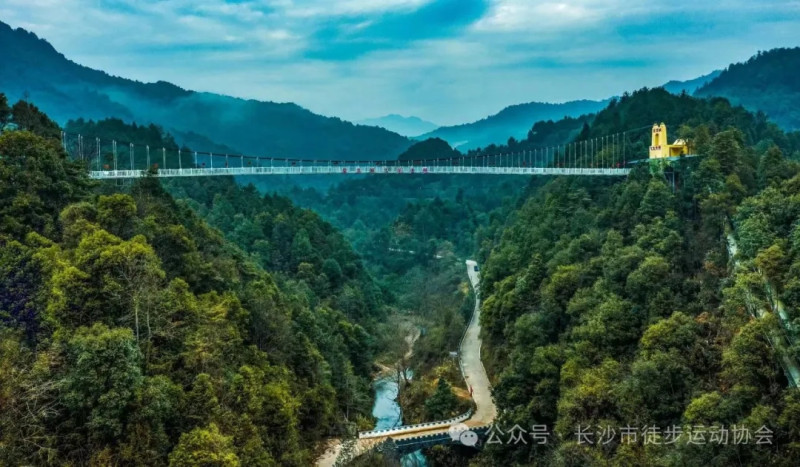 皇龙峡大峡谷高空全透明全景玻璃桥等你来心跳。