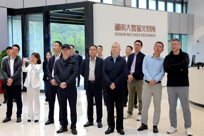 14位粤港澳大湾区企业家组团到湖南大数据交易所考察。均为长沙晚报通讯员 周昂 供图