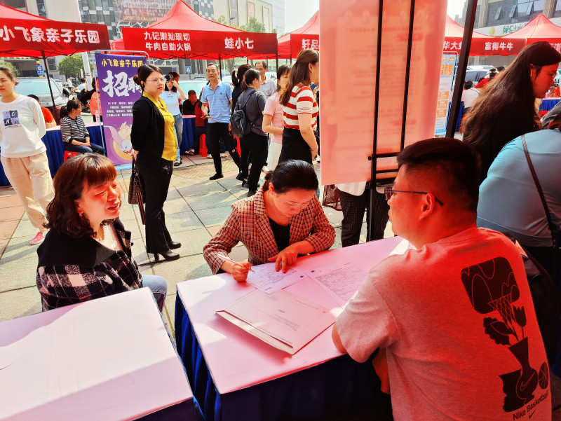 企业工作人员正在介绍招聘信息。长沙晚报通讯员 彭建家 摄