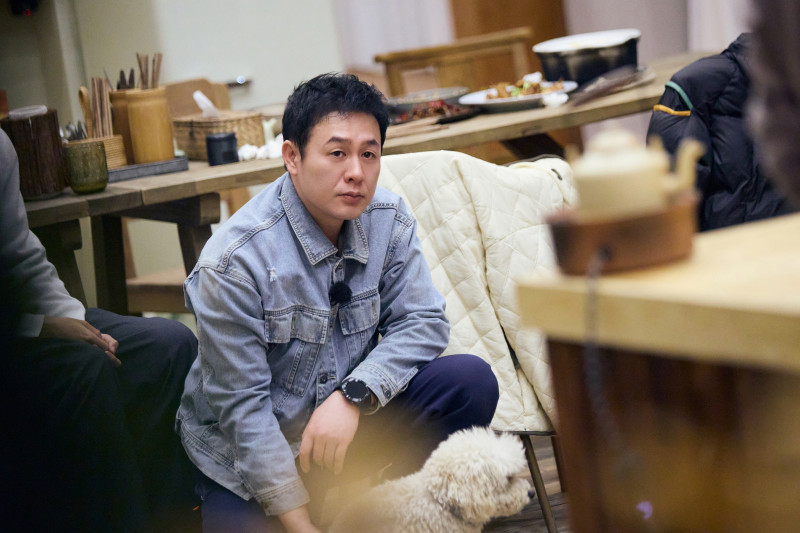 张颂文与狗狗玩耍。均为主办方供图
