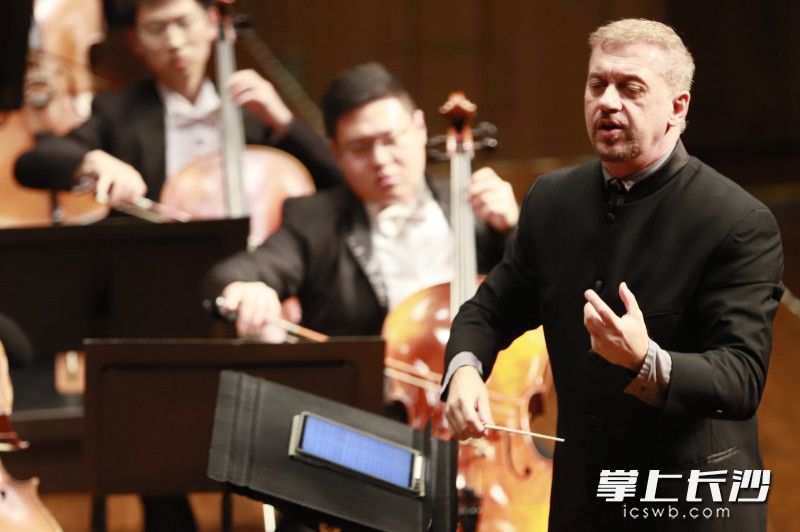 莱纳斯·勒纳担任音乐会指挥。 莱纳斯·勒纳担任音乐会指挥。