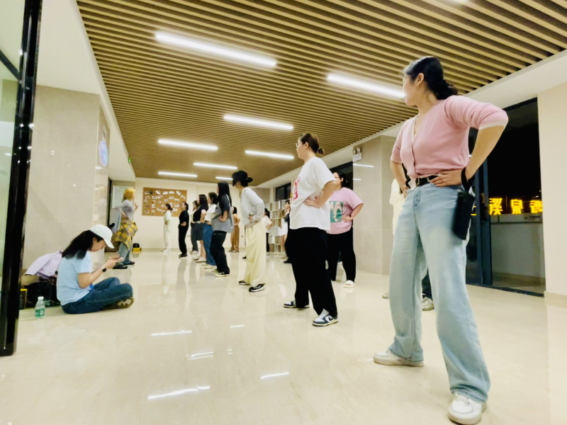 首堂爵士舞体验课人气爆棚。 均为长沙晚报全媒体记者 李卓 摄