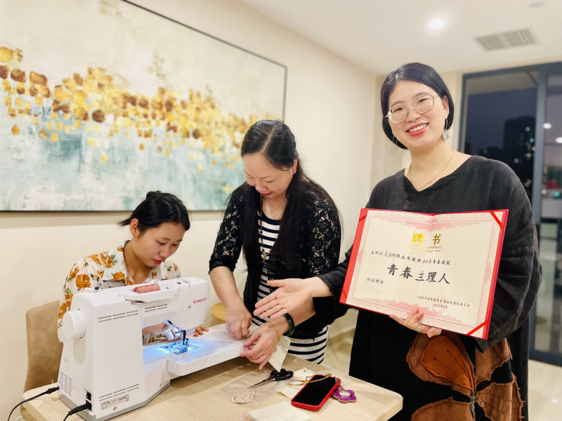 热爱国潮华服？自己动手学设计裁剪！才艺达人吴亚娜被聘为缝纫手工的“青春主理人”。