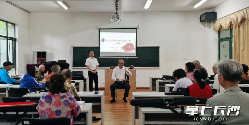 二胡演奏家贾雨为二胡班的30名学员带来了一堂生动的演奏教学课。均为王刚供图