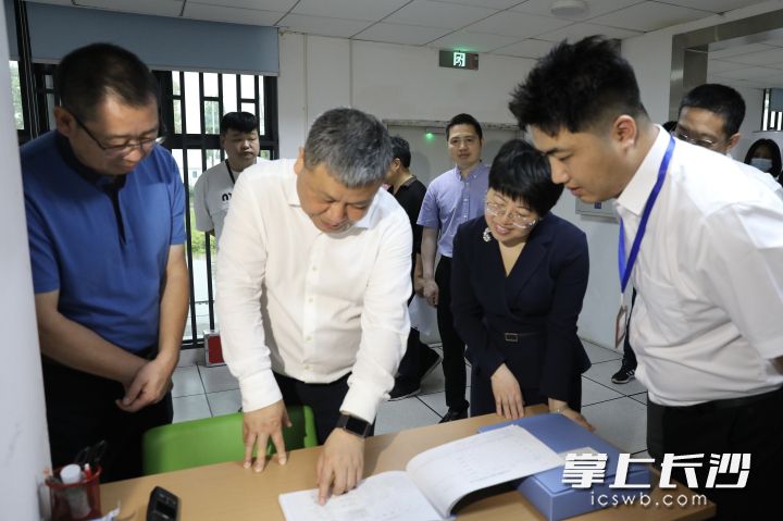 在医院消控室，陈刚仔细察看消防值班台账。  长沙晚报通讯员 黄顺泽 摄