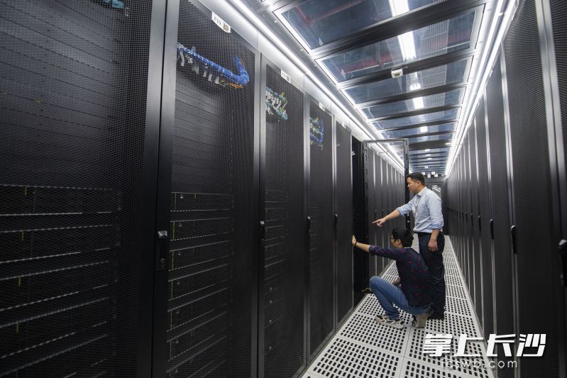 互联网生活方式使得人们对软件形成实质性依赖。图为长沙某数据中心工作人员在检测软件设备。  长沙晚报全媒体记者 郭雨滴 摄