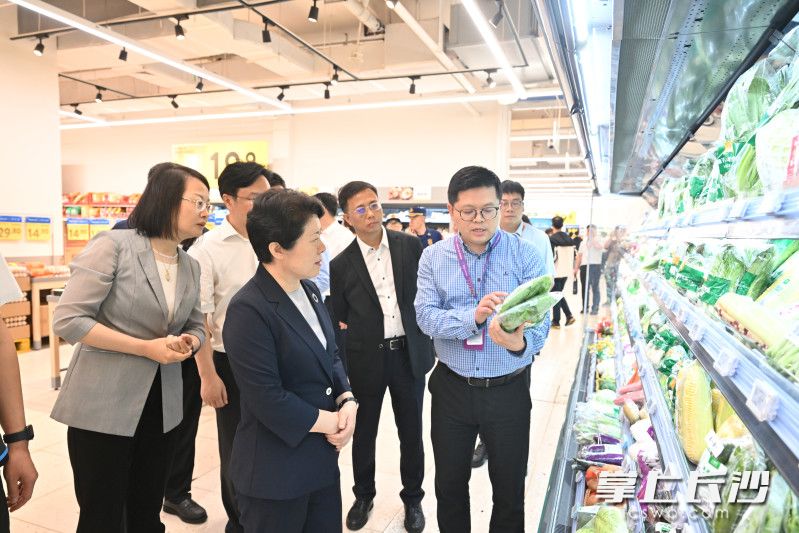 吴桂英走进沃尔玛（印象汇店）等商超、门店，了解节日市场供应及食品安全情况。
