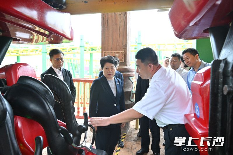 4月29日下午，省委常委、市委书记吴桂英来到湘江欢乐海洋公园，检查设备检测、应急演练、值班值守等情况。  均为长沙晚报全媒体记者 余劭劼 摄