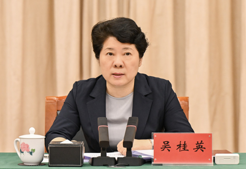 省委常委、市委书记吴桂英主持会议并讲话。 省委常委、市委书记吴桂英主持会议并讲话。