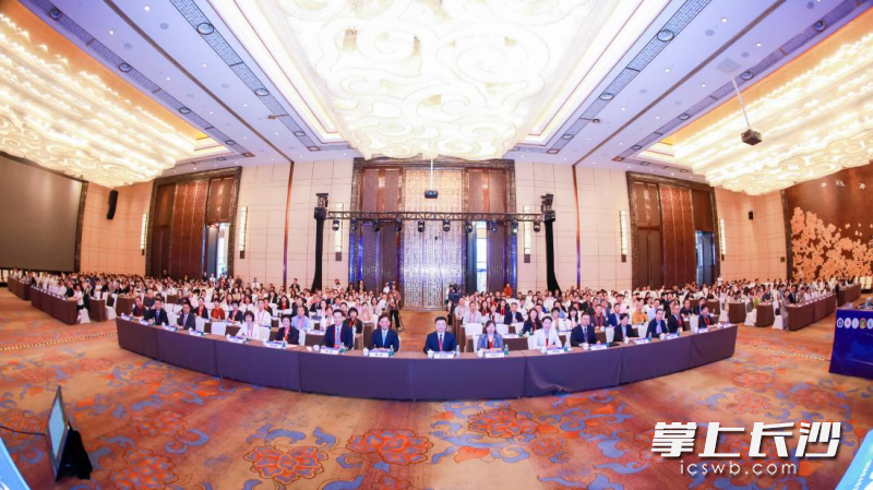 4月26日至28日，“第四届湘雅健康管理学术会议”举行，来自全国各省市的800余名健康管理及相关领域同行参加。  长沙晚报通讯员 彭晨 刘军华 摄